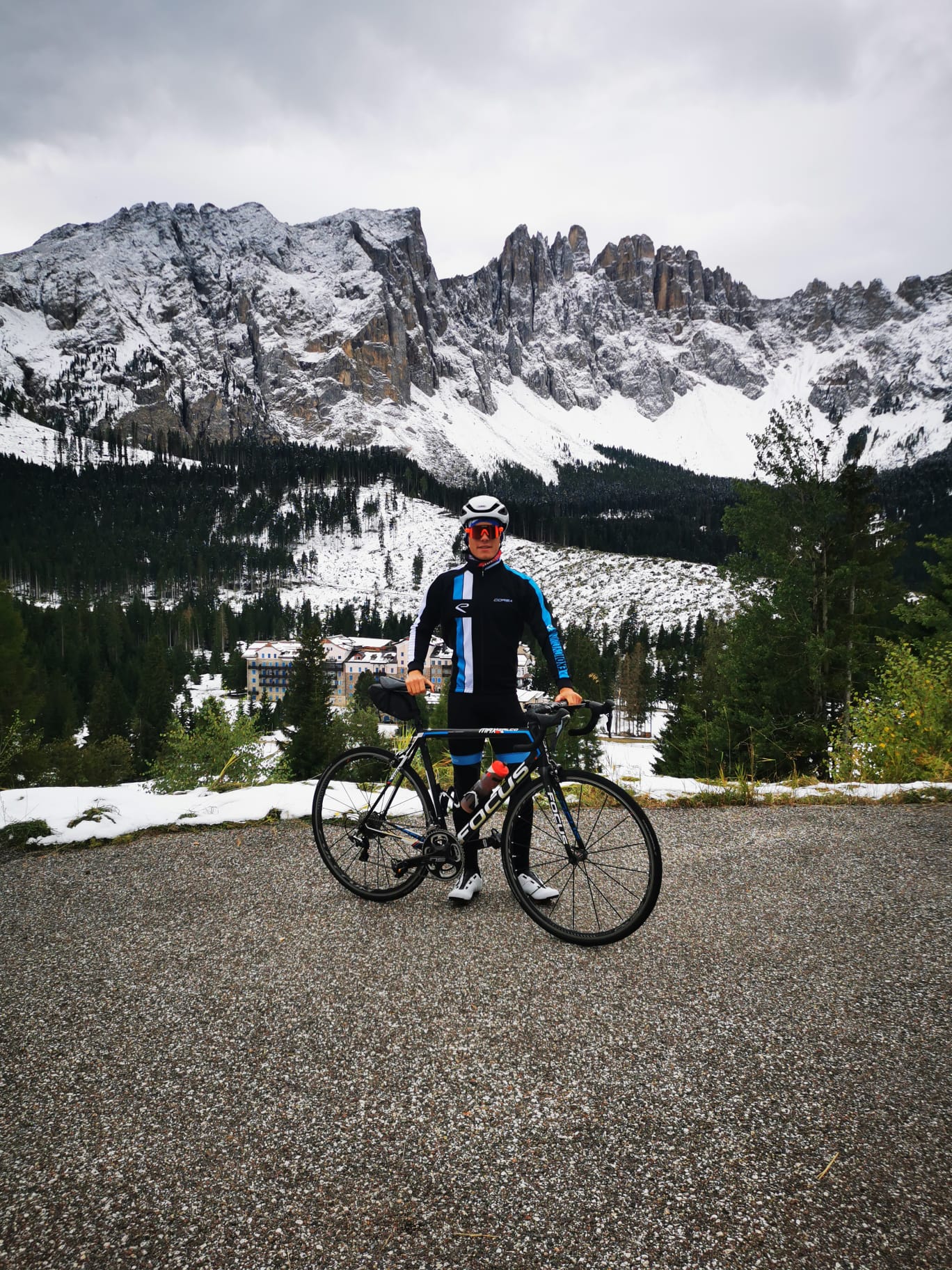 Simon Zink mit dem Rennrad vor winterlicher Bergkulisse — Trainingsperiodisierung vor dem Race Across Austria