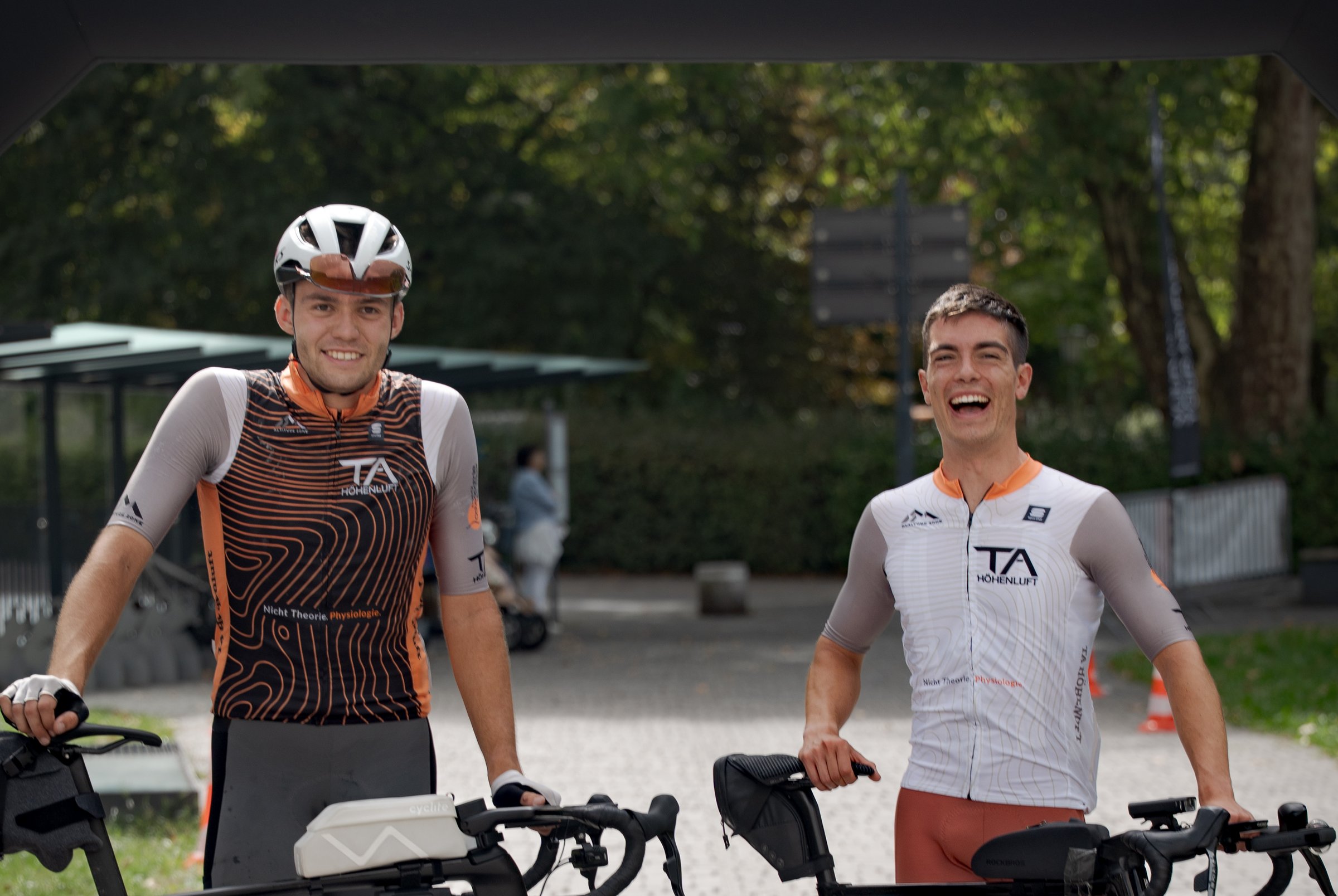 Simon Zink und Julian Buchner nach dem Zieleinlauf beim Race Across Austria in Feldkirch