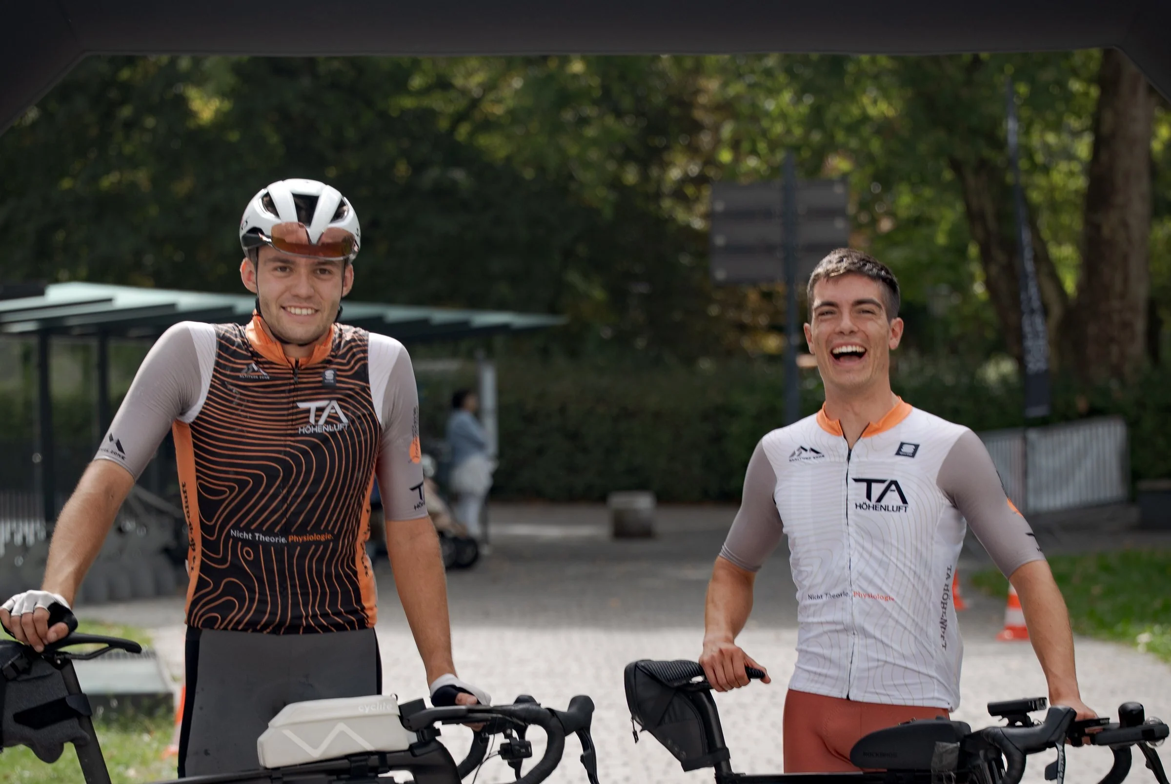 Simon Zink und Julian Buchner nach dem Zieleinlauf beim Race Across Austria in Feldkirch
